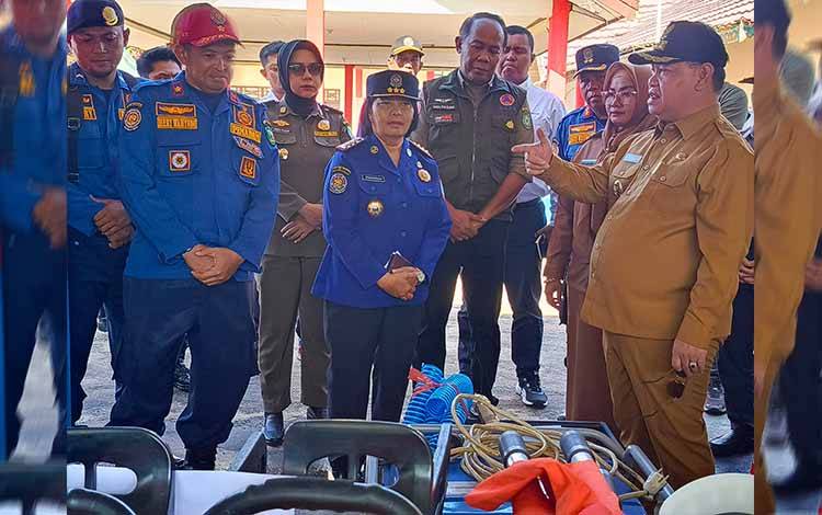 Bupati Kotim Halikinnor dan Wakil Bupati Kotim Irawati didampingi Plt Kepala Dinas Damkarmat Kotim Atimaraahini saat meninjau alat pemadam, Senin, 2 Desember 2024. (FOTO : DEVI)