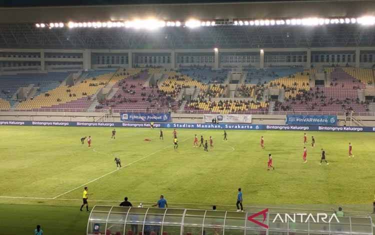 Pertandingan antara Persis Solo dan Barito Putera di Stadion Manahan Solo, Jawa Tengah, Selasa (3/12/2024). ANTARA/Aris Wasita