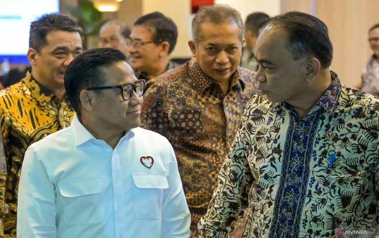 Menko Bidang Pemberdayaan Masyarakat (Pemmas) Muhaimin Iskandar (kiri) berbincang dengan Menteri Koperasi Budi Arie Setiadi (kanan) usai rapat tingkat menteri di Kantor Kemenko Pemmas, Jakarta, Selasa (3/12/2024). . ANTARA FOTO/Fauzan/nym. (ANTARA FOTO/FAUZAN)