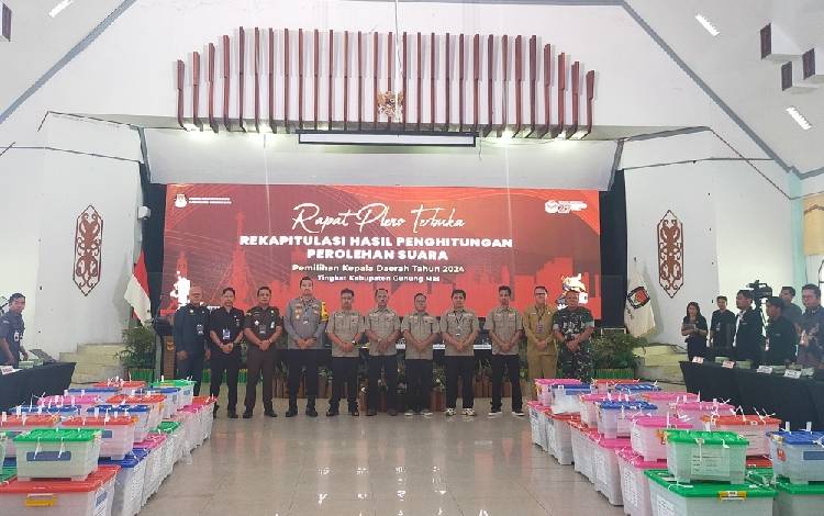 Foto bersama KPU Gunung Mas dengan Sekda Richard, Forkopimda, Bawaslu dan lainnya pada rapat pleno terbuka rekapitulasi hasil perhitungan perolehan suara pilkada 2024 yang dilaksanakan di GPU Damang Batu, Selasa, 3 Desember 2024. (FOTO: IST)
