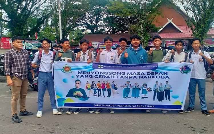 Satresnarkoba Polresta Palangka Raya berfoto bersama pelajar (Foto : IST)