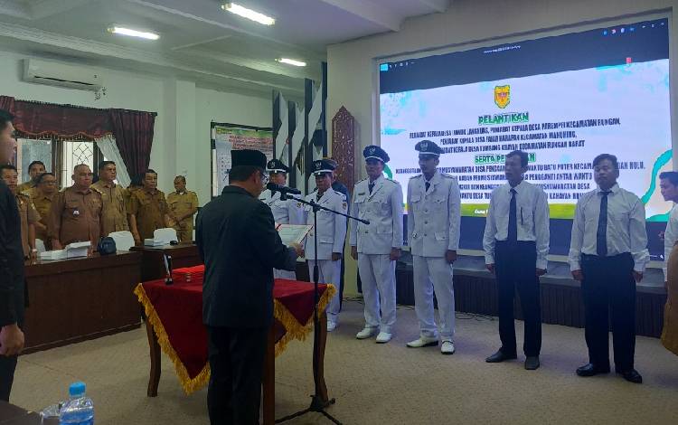 Pj Bupati Gunung Mas Herson B Aden saat melantik empat Pj Kades, Senin, 2 Desember 2024. (FOTO: IST)