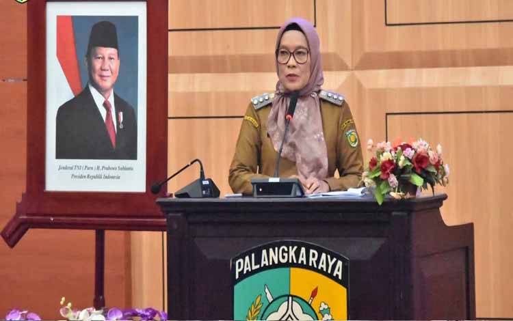 Pj Wali Kota Palangka Raya, Hera Nugrahayu saat menjawab pandangan umum fraksi DPRD atas Raperda Ketenagakerjaan. (FOTO: HUMAS)