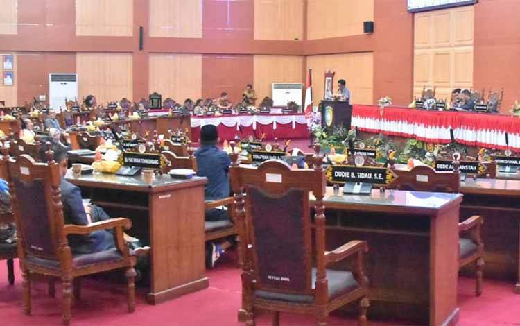 Paripurna DPRD Palangka Raya membahas usulan Pemko terkait Raperda Ketenagakerjaan. (FOTO: HUMAS)