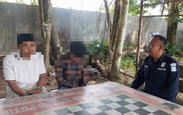 A dan B saat dibina oleh Ketua Tim Virtual Police Bidhumas Polda Kalteng Ipda Shamsuddin (Foto : PATHUR)