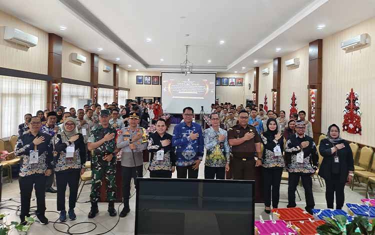 Pj Bupati Kapuas, Darliansjah bersama unsur forkopimda dan jajaran KPU dan peserta pleno, Kamis, 5 Desember 2024. (FOTO: IST)