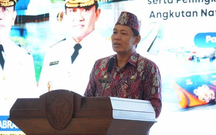 Sahli Gubernur Bidang Ekonomi, Keuangan, dan Pembangunan Yuas Elko bacakan sambutan. (FOTO: TOMY)