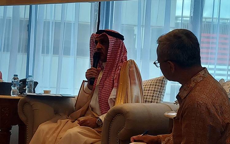 Duta Besar Arab Saudi untuk Indonesia Faisal Abdullah Al-Amudi berbicara dalam Temu Media di Kedutaan Besar Arab Saudi di Jakarta, Kamis (5/12/2024). (ANTARA/Katriana)