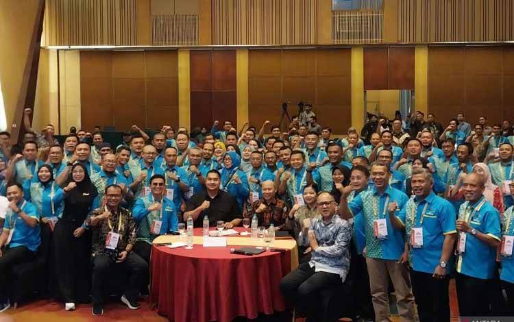 Menteri Pemuda dan Olahraga Dito Ariotedjo bersama pejabat perwakilan dari sejumlah kementerian serta pengurus Ikatan Guru Olahraga Nasional (Igornas) beserta perwakilan anggota dari 38 privinsi berfoto dalam pembunaan Rapat Kerja Nasional 2024 Igornas di Jakarta, Kamis (5/11/2024). (ANTARA/Aloysius Lewokeda)