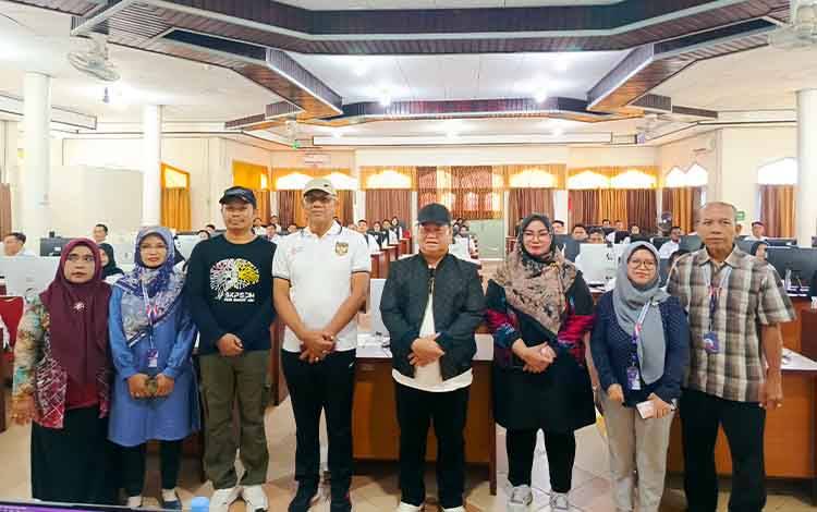 Kepala BKPSDM Kotim Kamaruddin Makalepu (mengenakan kaos hitam) saat mendampingi Bupati, Wakil Bupati dan Sekda Kotim saat meninjau tes, Jumat, 6 Desember 2024. (FOTO ; DEVI)