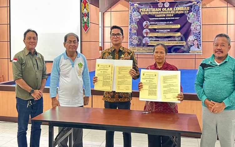 Penandatanganan kerjasama DLH dan IAHN-TP Palangka Raya dalam pengelolaan sampah. (FOTO: HENDRI)