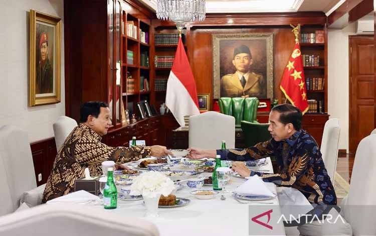 Presiden RI Prabowo Subianto saat makan malam dengan mantan Presiden Joko Widodo di kediaman Prabowo, Kertanegara, Jakarta, Jumat (6/12/2024). ANTARA/HO-Tim Media Prabowo/aa