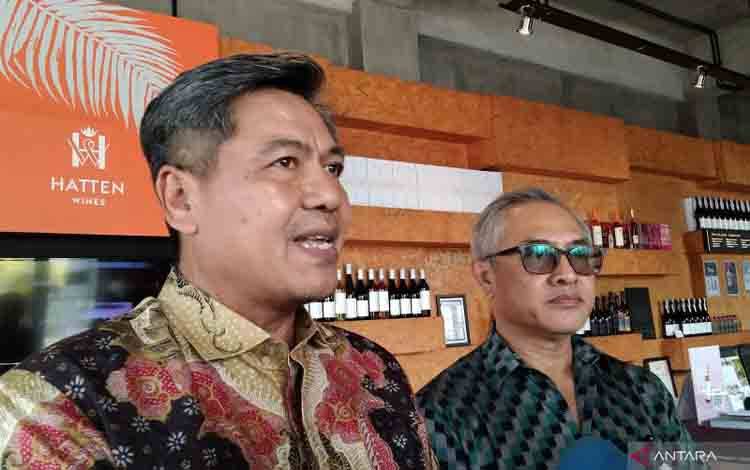 Direktur Jenderal Industri Agro Kemenperin Putu Juli Ardika (kiri) bersama Direktur Utama Hatten Wines Ida Bagus Rai Budarsa diwawancarai awak media di sela mendampingi kunjungan kerja Komisi VII DPR RI di Denpasar, Bali, Sabtu (7/12/2024) ANTARA/Dewa Ketut Sudiarta Wiguna