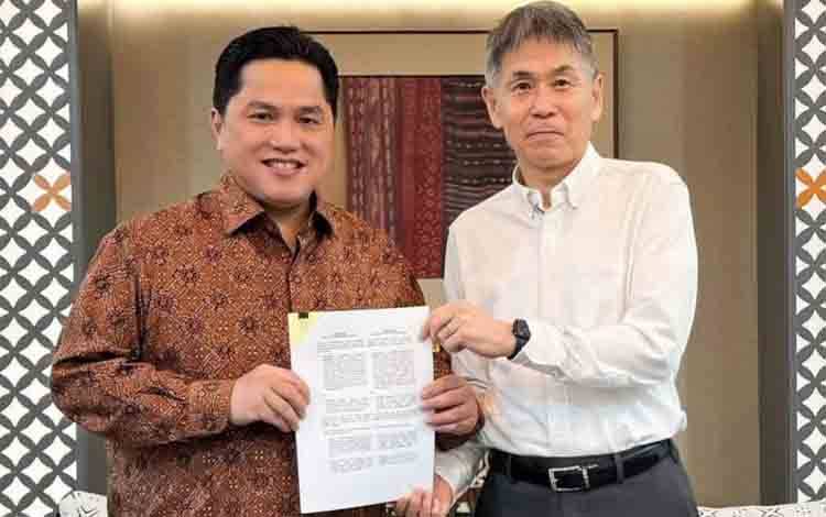 Ketua Umum Persatuan Sepakbola Seluruh Indonesia (PSSI) Erick Thohir (kiri) bersama instruktur wasit asal Jepang Yoshimi Ogawa berfoto usai menandatangani kontrak kerja sama di Jakarta, Sabtu (7/12/2024). (ANTARA/HO-Akun instagram @erickthohir)