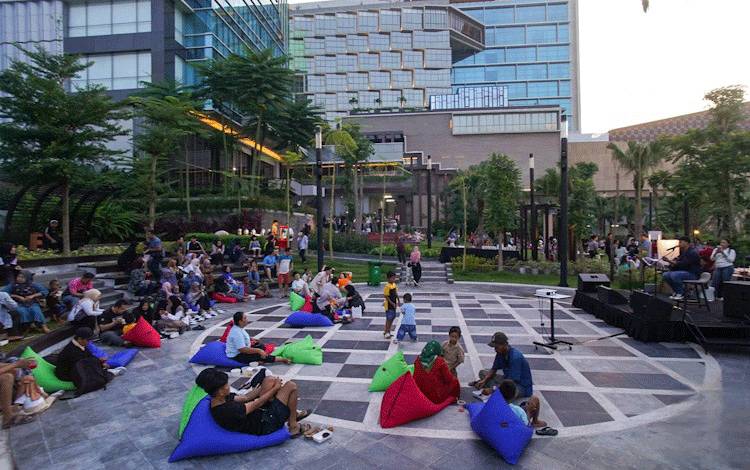 Para pengunjung Pasar Senggol di Central Park Hotel Mercure Pangkalan Bun saat bersantai menikmati sajian musik akustik sambil mencoba berbagai kuliner yang tersedia ditempat tersebut. (FOTO: IST)