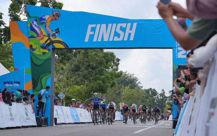 Pembalap Malaysia Pro Cycling Team Muhamad Izzat Hilmi ketika menyentuh garis finis pertama pada Etape 3 Tour de Siak. (ANTARA/HO-Pemkab Siak)