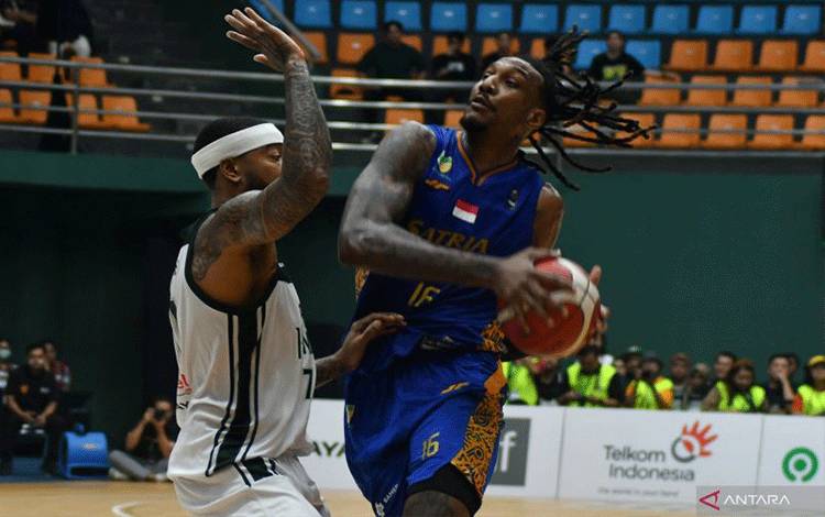 Foto arsip - Jarred Shaw (kanan) saat masih menjadi pemain Satria Muda Pertamina Jakarta ketika berusaha melewati hadangan pebasket Borneo Hornbills Jamar Johnson (kedua kiri) pada lanjutan pertandingan Indonesian Basketball League (IBL) 2024 di GOR Laga Tangkas, Kabupaten Bogor, Jawa Barat, Sabtu (1/6/2024). ANTARA FOTO/Arif Firmansyah/wpa. (ARIF FIRMANSYAH/ARIF FIRMANSYAH)