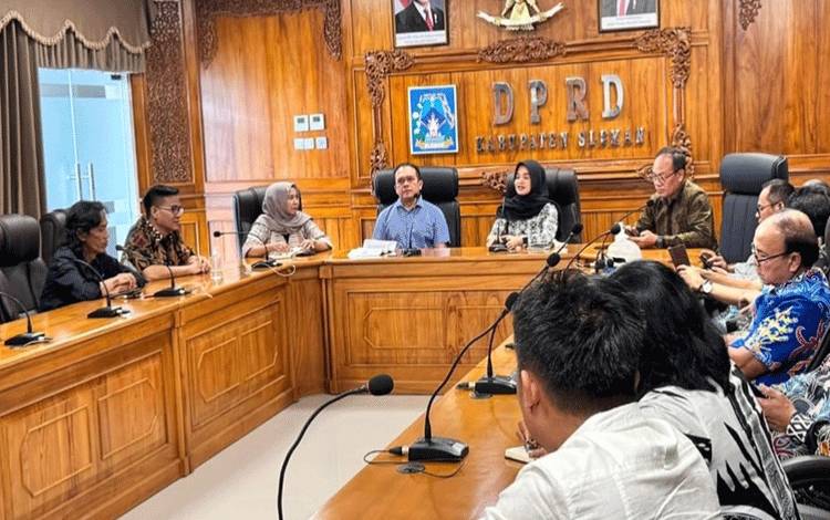 Jajaran DPRD Kota Palangka Raya saat melakukan kunjungan kerja ke DPRD Kabupaten Sleman. (FOTO: HUMAS)