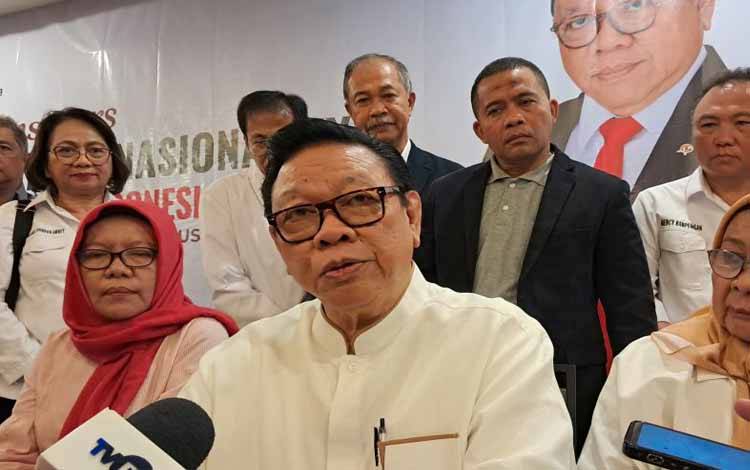 Kandidat Ketua Umum PMI Agung Laksono ditemui dalam konferensi pers terkait kisruh Musyawarah Nasional (Munas) PMI ke-22 di Jakarta, Senin (9/12/2024). ANTARA/Lintang Budiyanti Prameswari