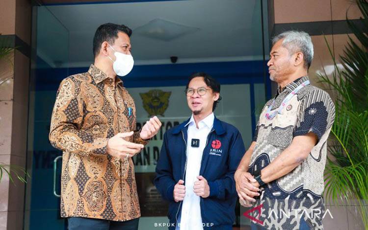 Wakil Kepala BRIN Amarulla Octavian (kiri) dan Kepala Pusat Riset Teknologi Hidrodinamika (PRTH) BRIN Widjo Kongko (kanan). (ANTARA/HO-BRIN)