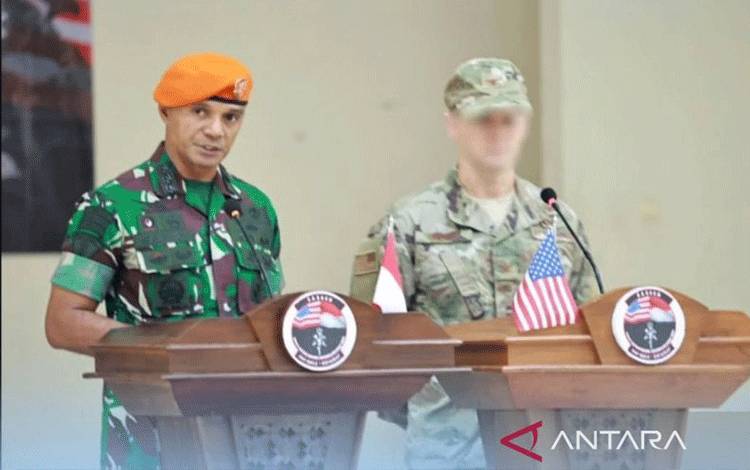 Komandan Wing 1 Kopasgat Kolonel Pas Helmy Ardiyanto Nange bersama perwakilan dari Special Operations Forces Liaison Element saat membuka latihan bersama di Wing 1 Kopasgat, Jakarta Timur, Senin (9/12/2024) (ANTARA/Ho-Humas TNI AU)