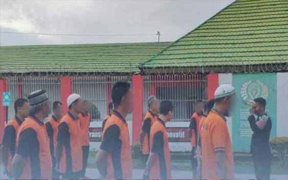 Komandan Jaga Rutan Kapuas saat beri arahan kepada WBP pada Selasa, 10 Desember 2024. (FOTO: IST)