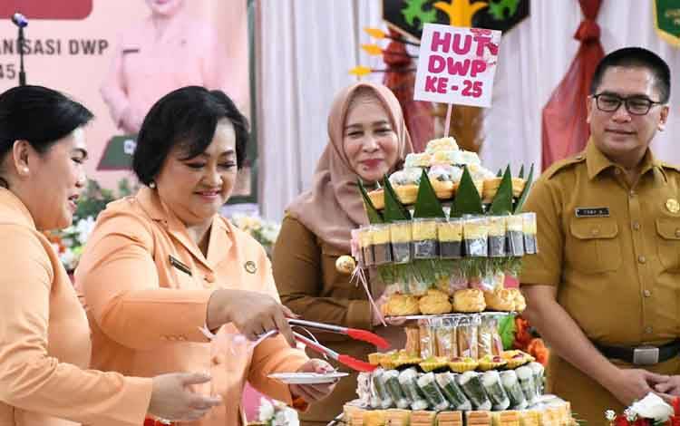 Ketua DWP Kabupaten Pulang Pisau Sari Tony Harisinta dalam perayaan HUT ke 25 DWP. (FOTO: RETHA)