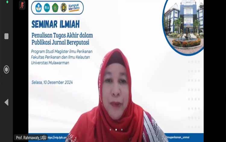 Ketua Prodi S2 S3 Pengelolaan Sumberdaya Alam dan Lingkungan Universitas Sumatera Utara atau USU, Prof Rahmawaty menyampaikan seminar ilmiah.(FOTO: TESTI PRISCILLA)