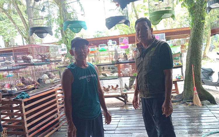 Komandan BKSDA Resor Sampit memberi edukasi kepada pemilik kios burung di Jalan Gatot Subroto. (FOTO: BKSDA Resor Sampit)