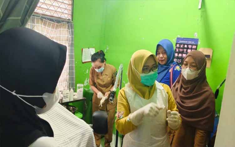 Sausana saat kegiatan OJT deteksi kanker leher rahim yang digelar Dinkes Kapuas. (FOTO: IST)