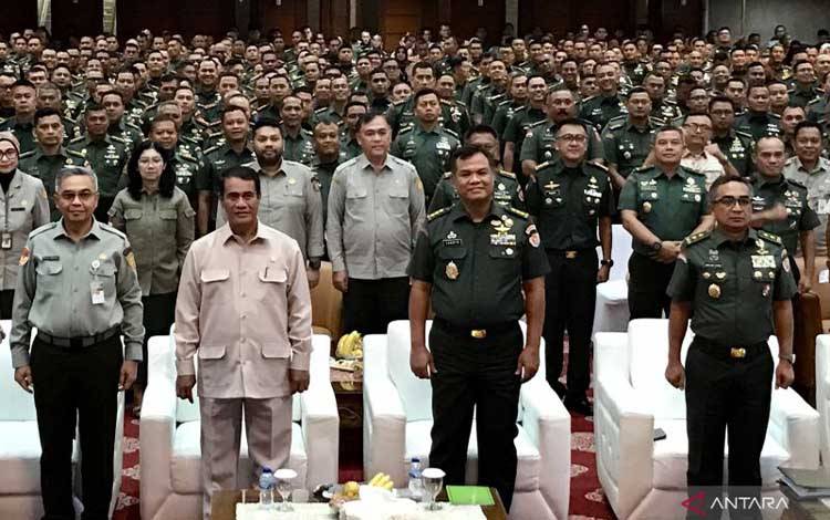 Menteri Pertanian Andi Amran Sulaiman (dua kiri), Wakil Kepala Staf TNI Angkatan Darat (KSAD) Letjen TNI Tandyo Budi Revita (dua kanan), pejabat utama Kementerian Pertanian dan Markas Besar TNI AD berfoto bersama para peserta Rapat Koordinasi Swasembada Pangan, yaitu para kepala dinas pertanian dan pimpinan satuan-satuan kewilayahan TNI AD di Auditorium Kementerian Pertanian, Jakarta, Kamis (12/12/2024). ANTARA/Genta Tenri Mawangi.