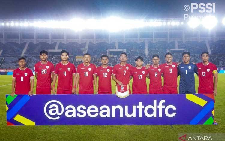 Pemain timnas Indonesia berpose sebelum pertandingan pertama ASEAN Cup 2024 melawan Myanmar di Stadion Thuwunna, Yangon, Senin (9/12/2024). Pertandingan ini dimenangkan oleh Indonesia dengan skor 1-0. (ANTARA/HO-PSSI)