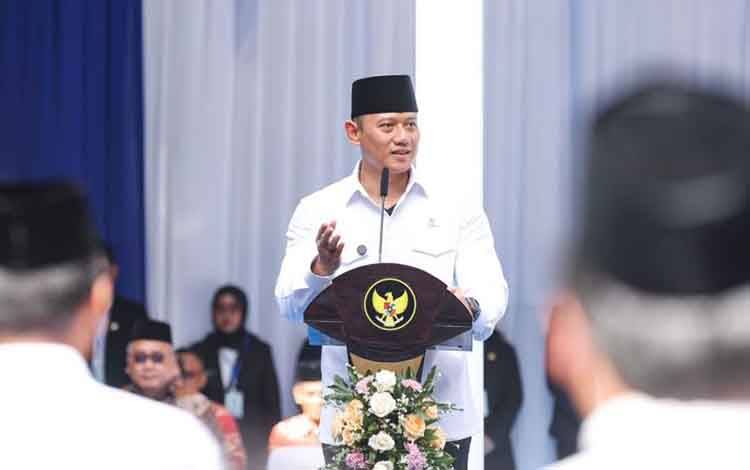 Menteri Koordinator Bidang Infrastruktur dan Pembangunan Kewilayahan Agus Harimurti Yudhoyono (AHY) dalam Upacara Hari Bhakti Transmigrasi di Kantor Kementerian Transmigrasi, Jakarta, Kamis (12/12/2024). ANTARA/HO-Kementerian Transmigrasi (Muhammad Baqir Idrus Alatas) (Muhammad Baqir Idrus Alatas)