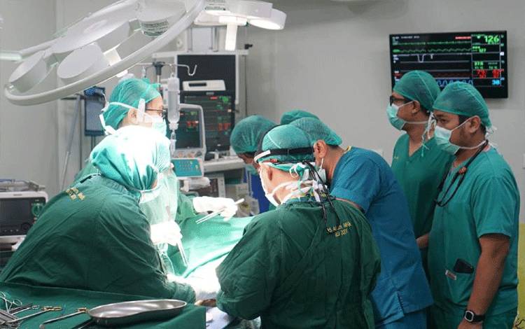 Tim medis Rumah Sakit (RS) Adam Malik, Sumatera Utara, melakukan operasi jantung bawaan pada anak di kamar operasi Pusat Jantung Terpadu (PJT) RS Adam Malik, Medan, Sumut. (ANTARA/HO-RS Adam Malik)