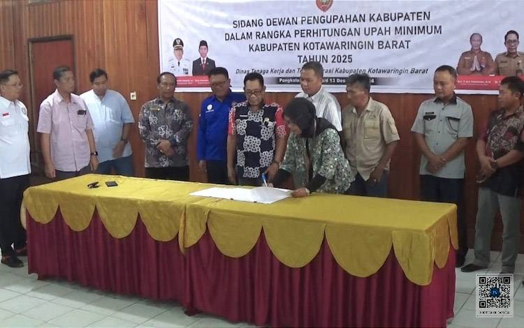 Penandatanganan hasil pembahasan UMK Kobar 2025 oleh Disnakertrans dan dewan pengupahan Kobar, Jumat, 13 Desember 2024