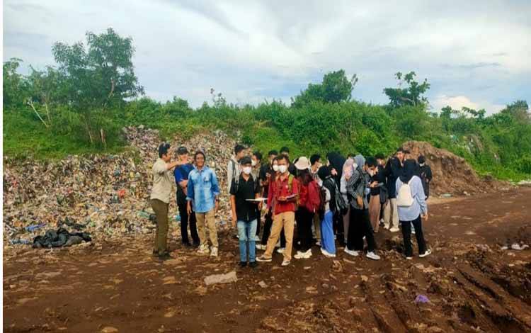 Mahasiswa di Palangka Raya saat melihat pengelolaan sampah di TPA Km 12. (FOTO: DLH)