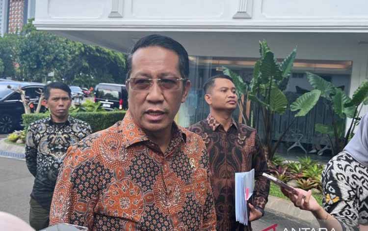 Menteri Hukum Supratman Andi Agtas memberikan pernyataan dalam wawancara cegat di Kompleks Istana Kepresidenan, Jakarta, Jumat (13/12/2024). ANTARA/Fathur Rochman.