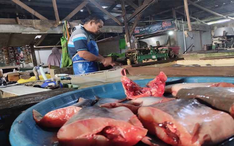 Pedagang menjual ikan di Pasar Rajawali, Kota Palangka Raya.(FOTO: TESTI PRISCILLA)