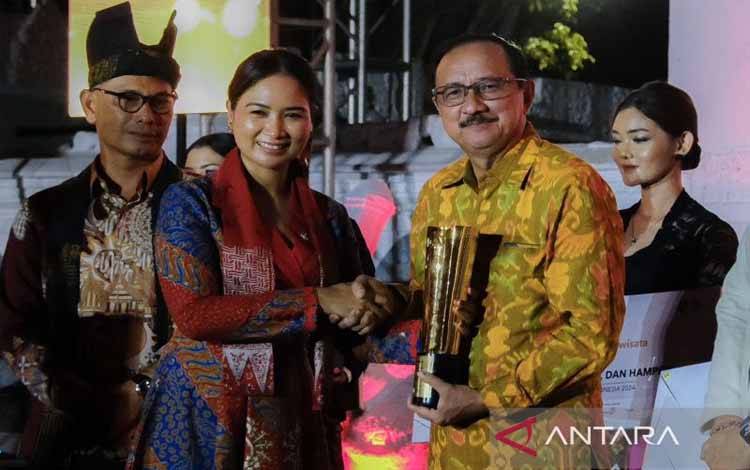 Pemberian penggargaan dalam acara Anugerah BBWI dan BBI 2024 di Gesibu Blambangan, Banyuwangi, Jumat (13/12) (ANTARA/HO/Kemenpar)