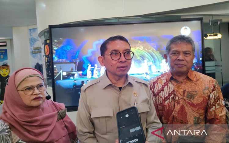 Menteri Kebudayaan Fadli Zon memberikan keterangan di Kampus UPI Bandung, Sabtu (14/12/2024). (ANTARA/Ricky Prayoga)