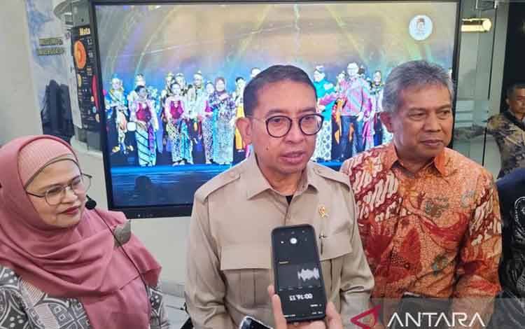Menteri Kebudayaan Fadli Zon memberikan keterangan usai menghadiri Seminar dan Rapat Kerja Nasional Masyarakat Sejarawan Indonesia (MSI) di Kampus UPI Bandung, Sabtu (14/12/2024). (ANTARA/Ricky Prayoga)