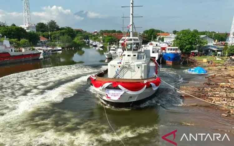 Kapal tunda terbaru TNI Angkatan Laut buatan galangan kapal dalam negeri Dok Bahari Nusantara diluncurkan di Cirebon, Jawa Barat, Jumat (13/12/2024). ANTARA/HO-Dinas Penerangan TNI AL.