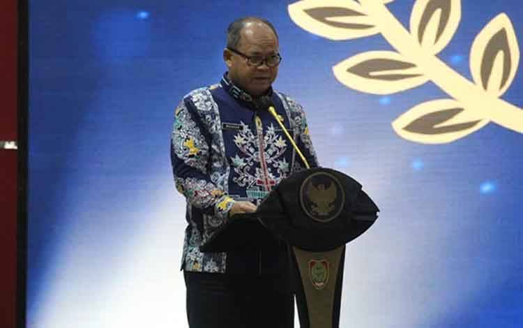 Plh Asisten Pemerintahan dan Kesra Setda Provinsi Kalteng Maskur saat menyampaikan sambutannya. (FOTO: RIDUAN)