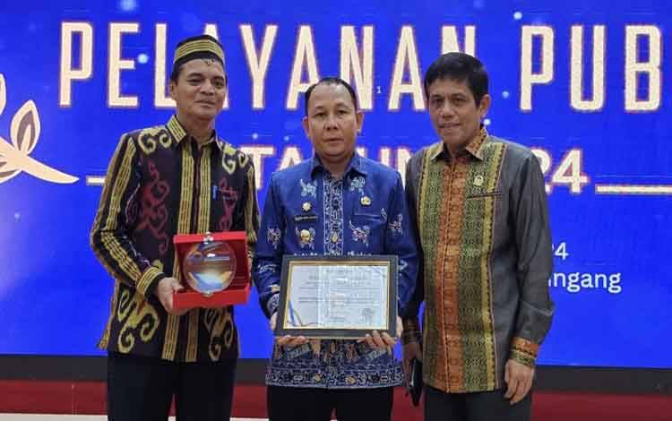 DPMPTSP Kalteng menerima Anugerah dengan Kategori Terbaik I Perangkat Daerah dari Ombudsman RI. ANTARA/HO-Pemprov Kalteng.