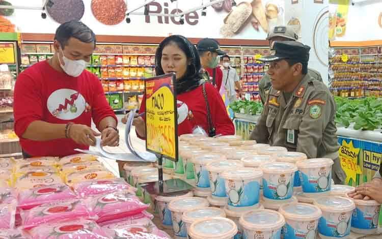 Dokumentasi pengawasan peredaran makanan di salah satu retail modern di Sampit. (FOTO: DEWIP)