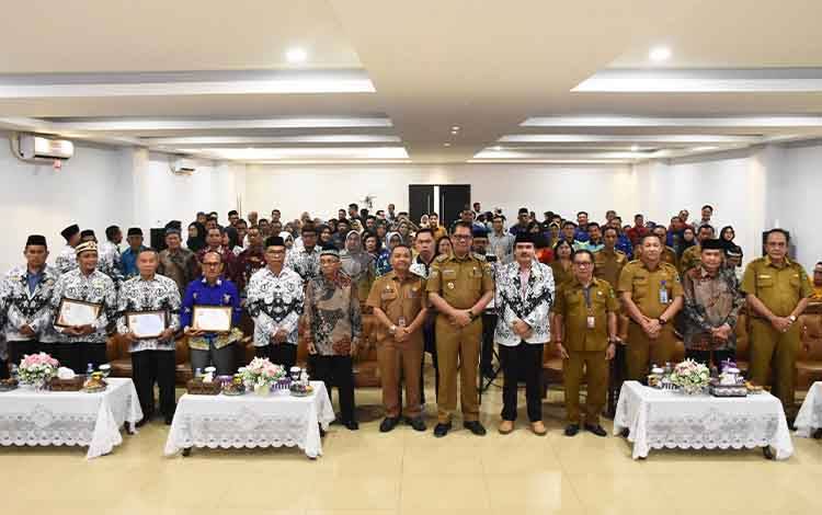 Pj Bupati Kapuas, Darliansjah bersama peserta lomba guru berdedikasi dan GTK berprestasi pada Senin, 16 Desember 2024. (FOTO: IST)