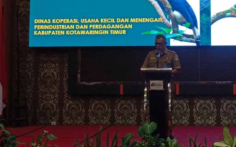 Plt Kepala Dinas Koperasi, UKM, Industri dan Peradangan Kotim Fahrujiansyah saat menyampaikan laporan, Senin, 16 Desember 2024. (FOTO ; DEVI)