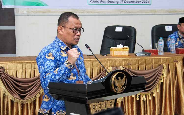Pj Sekda Seruyan dr Bahrun Abbas saat memberi arahan pada kegiatan Pemantapan Penyelenggaraan Perizinan dan Pengawasan Perizinan Berusaha Berbasis Risiko (Foto : Ist)