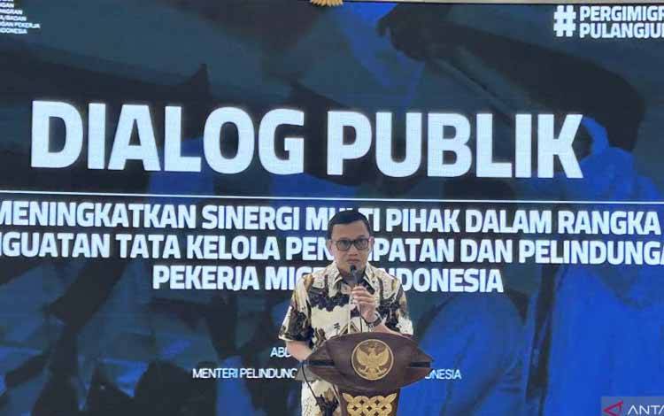 Menteri Pelindungan Pekerja Migran Indonesia (P2MI) Abdul Kadir Karding saat menyampaikan sambutan pada dialog publik terkait pelindungan PMI di Kantor KemenP2MI Jakarta, Selasa (17/12/2024). (ANTARA/Kuntum Riswan.