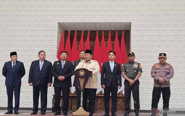 Presiden Republik Indonesia Prabowo Subianto memberikan pernyataan pers sebelum bertolak untuk lawatan luar negeri ke Mesir di Pangkalan TNI AU Halim Perdanakusama, Jakarta, Selasa (17/12/2024). ANTARA/Livia Kristianti
